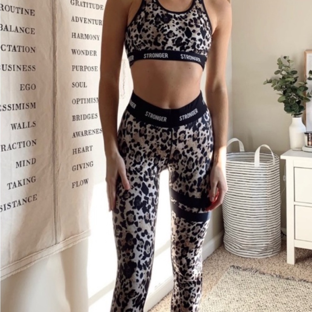 Leopard Print Sports Bra and leggings SET - Picture 2 of 9